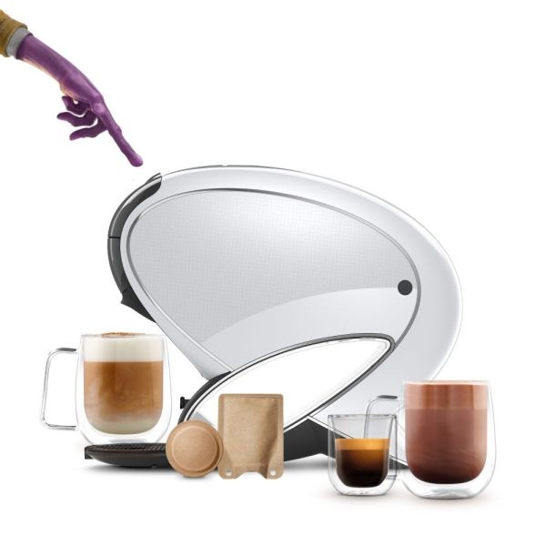 Dito alieno che tocca la macchina NEO Latte. Bevande NEO, una capsula e una bustina
