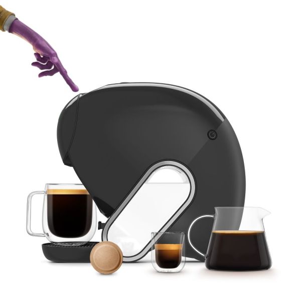 Dito alieno che tocca la macchina NEO Caffè. Bevande NEO con capsula a base carta.