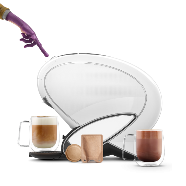 Dito alieno che tocca la macchina NEO Latte. Bevande NEO, una capsula e una bustina