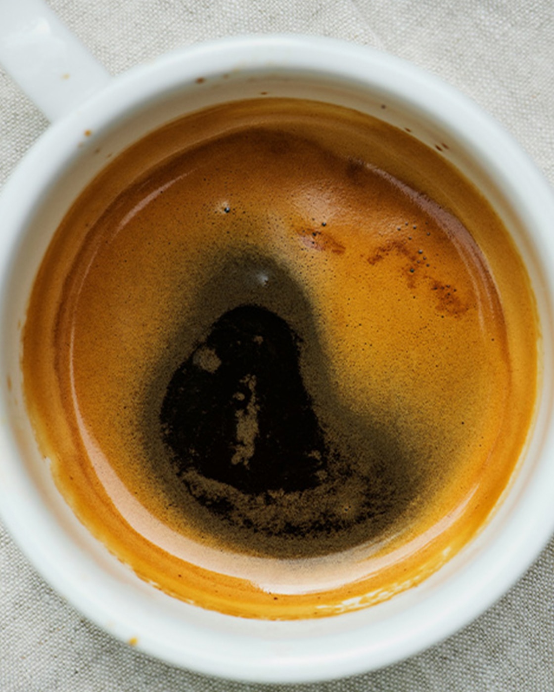 Tazzina bianca e caffè