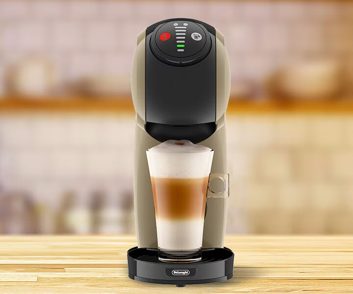 Primo piano macchina da caffè Genio S Automatica Tortora De'Longhi Nescafé® Dolce Gusto® immagine ambientata