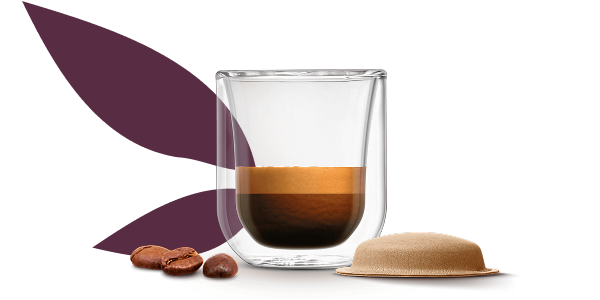 tazza di NEO ristretto accanto a una capsula in carta