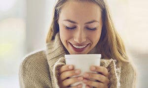 Donna che beve caffè
