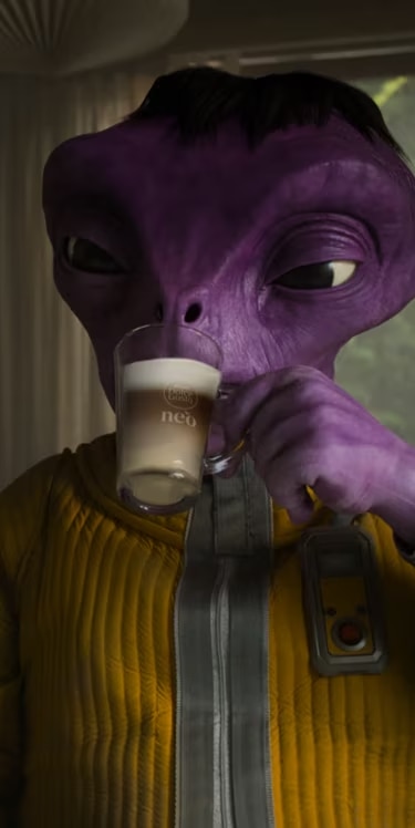Miniatura del video per la campagna di NEO Latte con una macchina NEO Latte e due alieni.