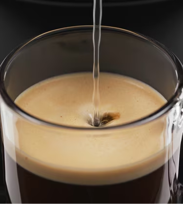 Mano aliena che usa l'app per personalizzare la lunghezza del caffè.