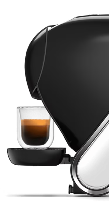 Un testa a testa tra una macchina da caffè NEO Latte bianca e una macchina NEO Caffè nera. Un dito alieno oscilla tra le due macchine.