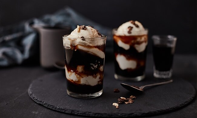 Affogato al caffè con gelato di vaniglia