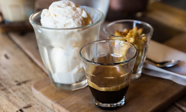 Caffè in vetro con gelato su di una tavola