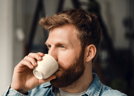 Uomo che beve caffè