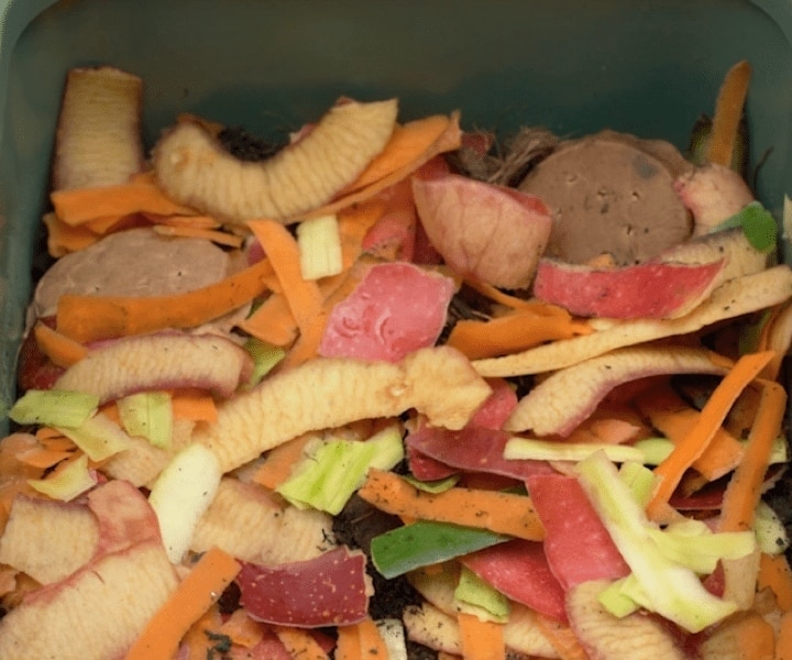Smuovere periodicamente il compost