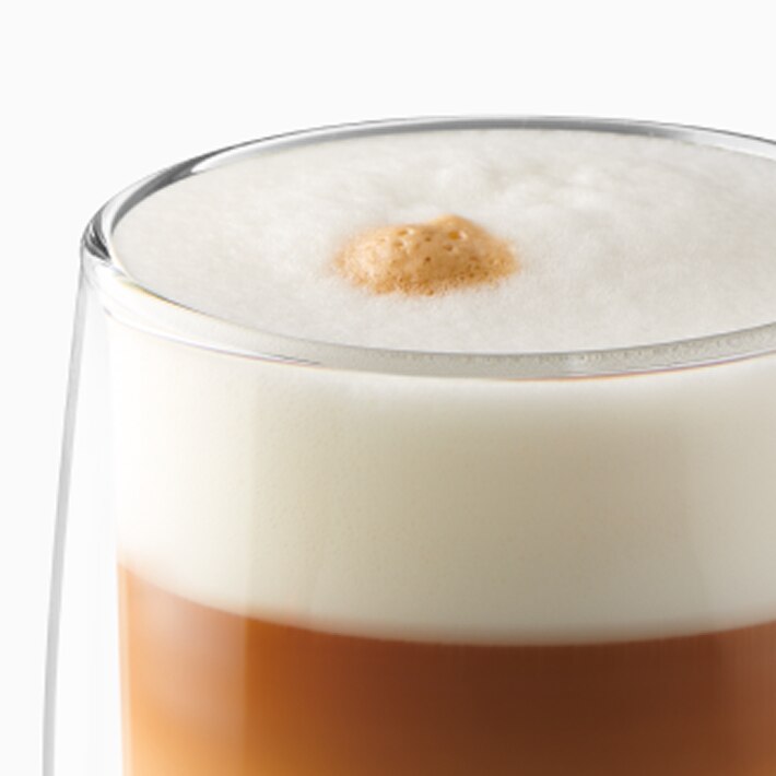 Guarda da vicino la schiuma di latte.